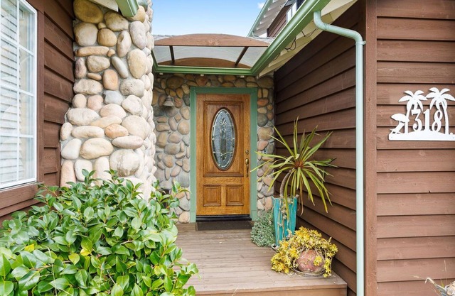 Charming, Sunny Home!