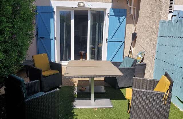 Charming T3 near the beach, with small garden and pool access
