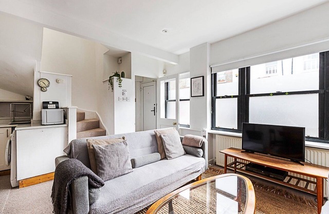 Charming Three Bedroom House in Kensal Green