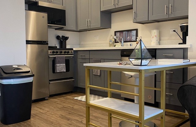 Charming Top Floor Condo w/Convenient Freeway Access