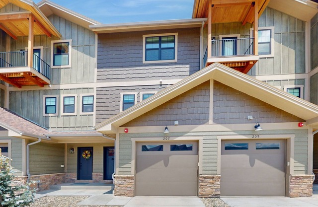 Charming townhome in central locale with fireplace & balcony - dog-friendly