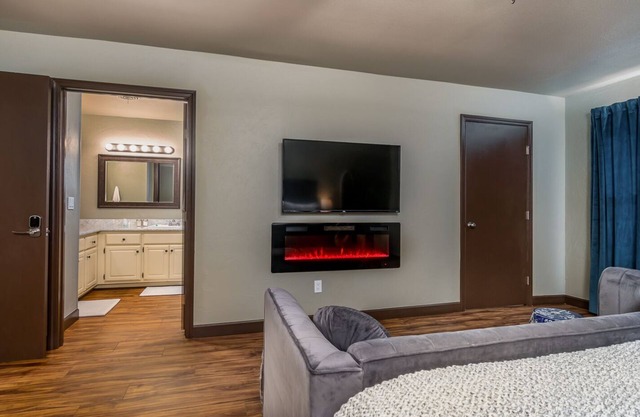 Charming Townhome - Suite 1 - Travel Nurse Ready