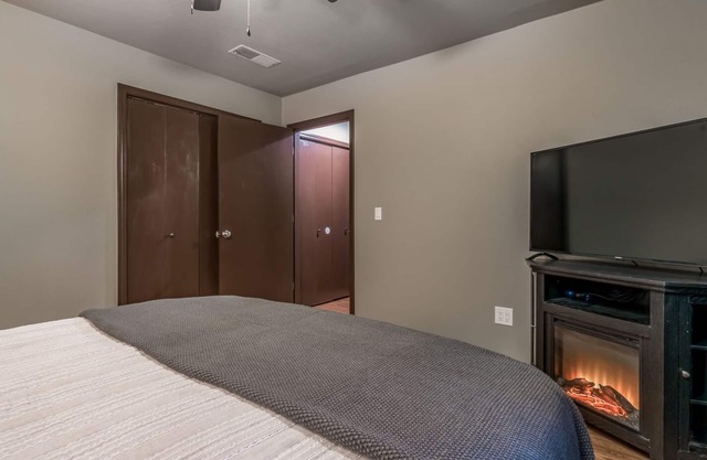 Charming Townhome - Suite 3 - Travel Nurse Ready