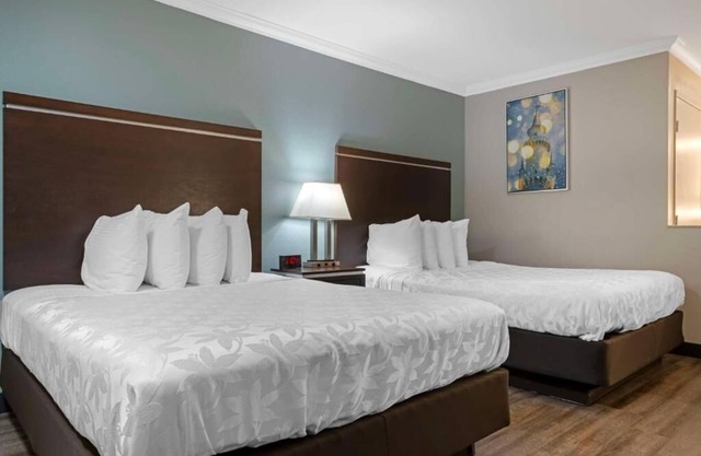 Charming Unit Just 15 Min Stroll to Downtown Disney Fun!