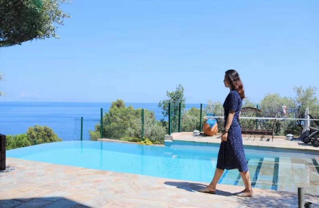 Charming villa facing the sea