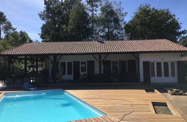 Charming villa, heated swimming pool, quiet wooded grounds, near lake, ocean, forests