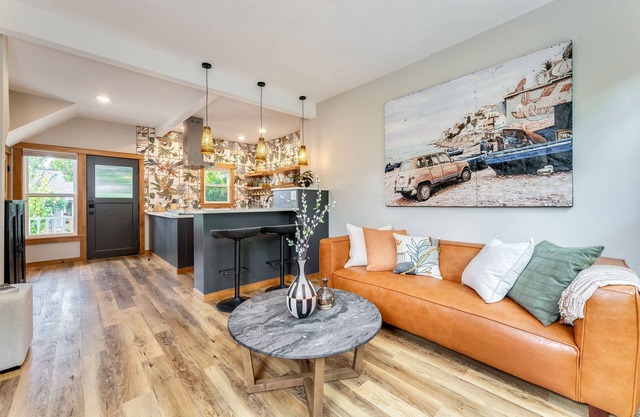 Charming Victorian 2 Bdrm Sellwood Apt Near Dining, Shopping & River Recreation