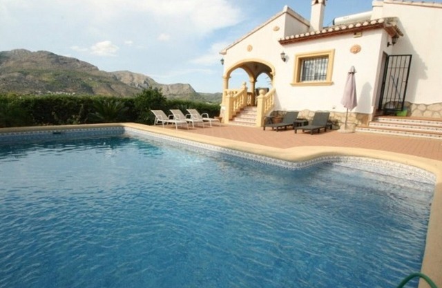 Charming Villa for 6 with Private Pool, AC, and Garden – Walk to Orba Village