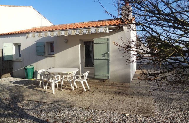 Charming Villa Near Beach, Shops & Nature Activities - Sleeps 5, Pet-Friendly, WiFi Available