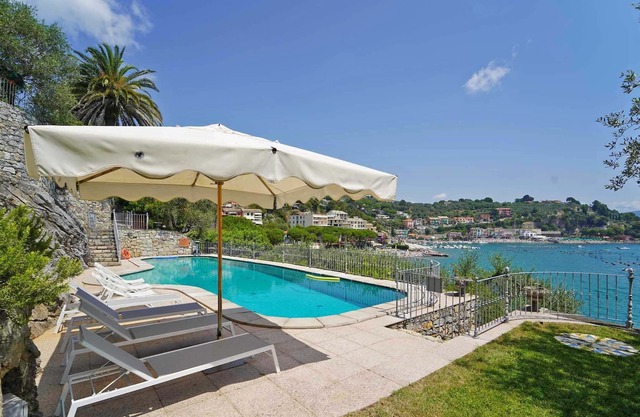 Charming Villa With Beautiful Sea Views