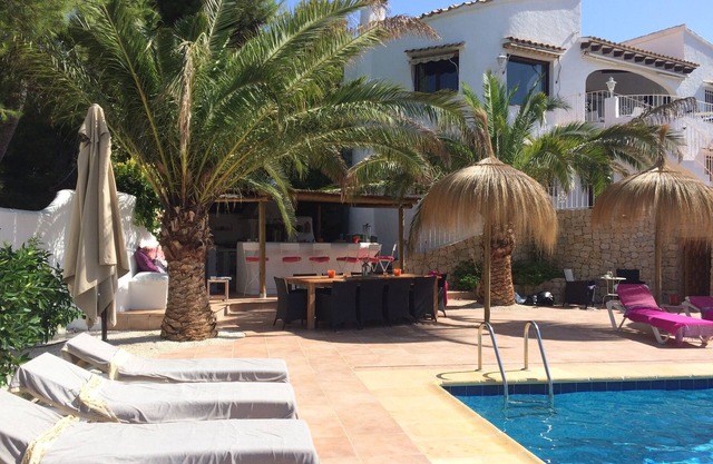 Charming villa, sea view, large swimming pool with bar, 2000m² plot, beach 900m away