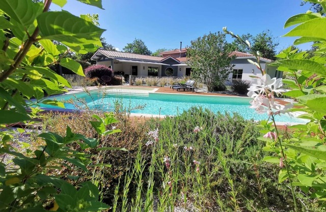 Charming villa with heated pool in lush greenery!