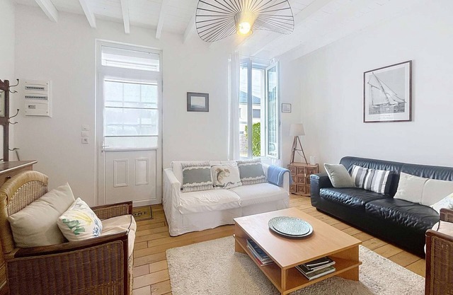 Charming Villa with Garden, Steps to Beach, Near Town, Free WiFi