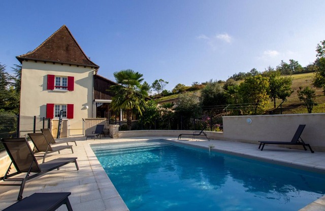 Charming Villa with Private Pool, Gym, Fireplace & Garden Near Villamblard