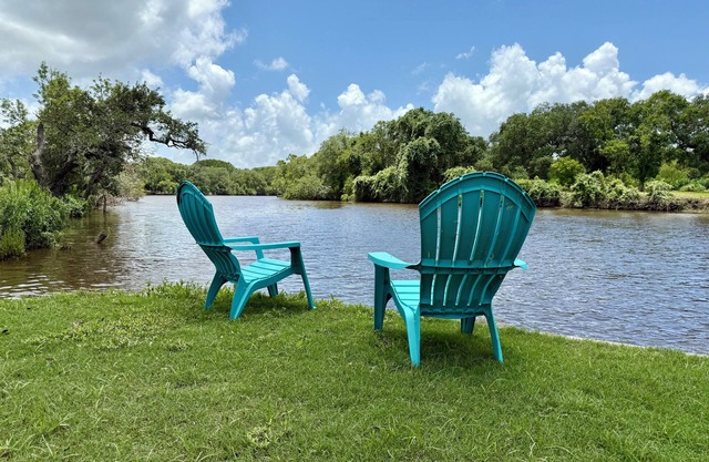Charming Waterfront cabin with WiFi and AC in wonderful Palacios