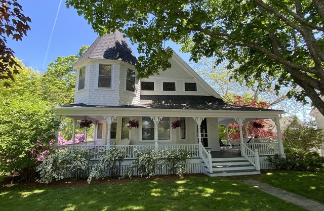 Charming Waterview Victorian w/Cottages near beach, harbor & town