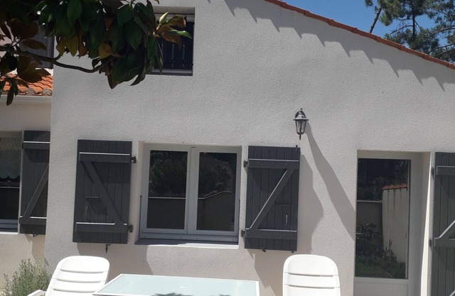 Charming Woodland Cottage Near Beach - Ideal for 4, Pet Friendly