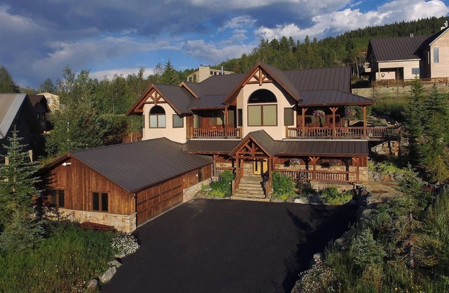 Chateau Renard/Stunning Home with Great Views/Walk to Ski Access. Free Shuttle