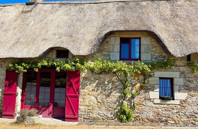 CHAUMIERE LONGERE EN PIERRES 8 PERS - 10 MN VANNES, 20 MN GOLFE DU MORBIHAN