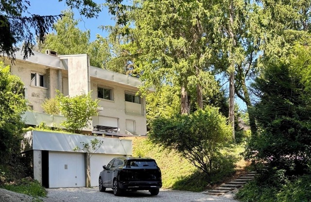 Chavot la Bulle - Modernist-inspired architect-designed house from the 70s