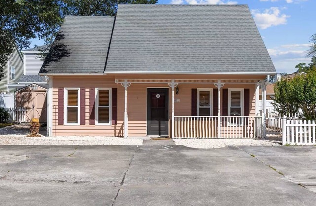 Check out our PET FRIENDLY 3-bed, 2-bath cottage retreat in North Myrtle Beach, SC with a spacious fenced-in yard!