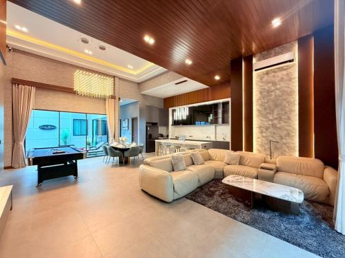 Cheeky monkey villa