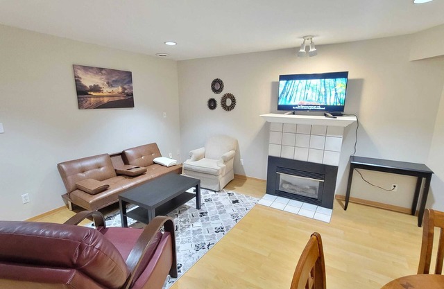 Cheerful 2 bedroom basement suite w/free parking CARS/RV