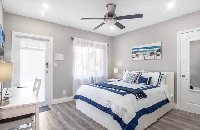 Cheerful 3 BDR Unit by Beach, Mall, and Downtown