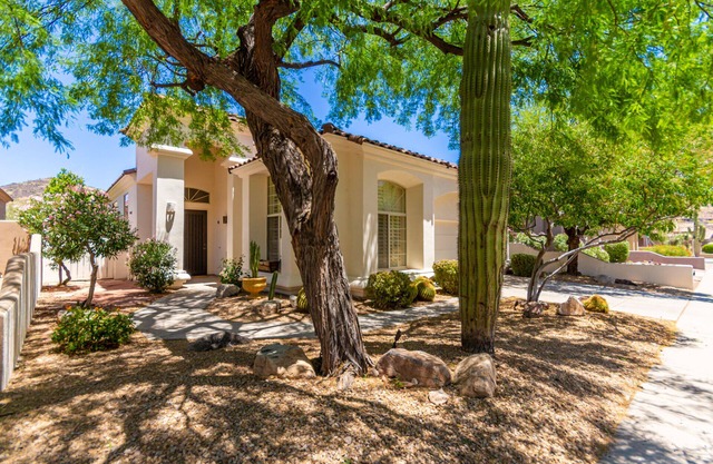 Cheerful 3 bedroom home with pool and mountain views