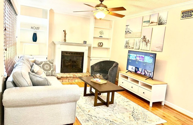 Cheerful 3-bedroom ranch home-self check-in “quite neighborhood”