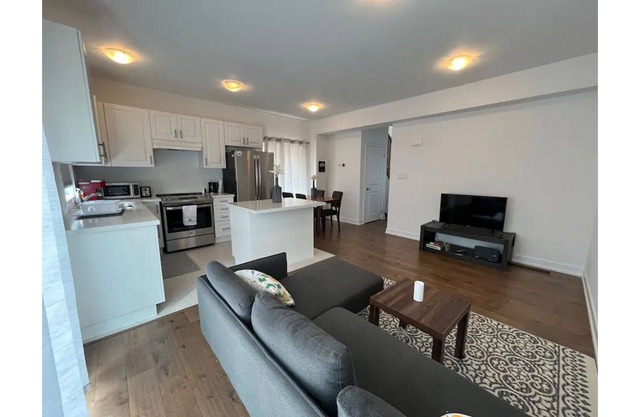 Cheerful 3 Bedroom Townhouse Near Lake Simcoe