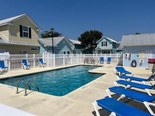 Cheerful 3-br cottage with pool, 2 blocks to beach, free parking