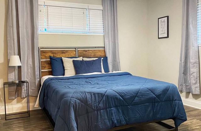 Cheerful 4 bedroom residential home w/free parking