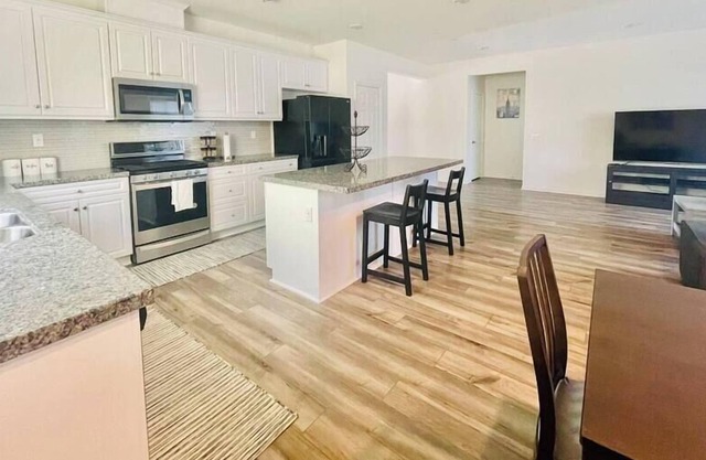 Cheerful 4b2b single story home