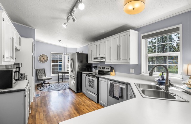 Cheerful and Cozy Home 10 minutes from Downtown Bend…super close to the Old Mill