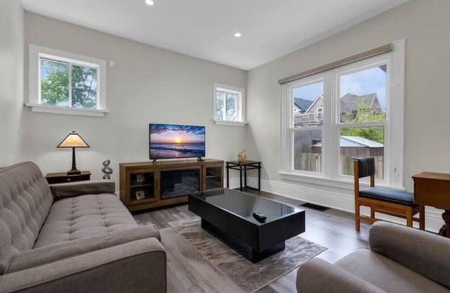 Cheerful Entire Townhome 3 Bedrooms 2 Parking