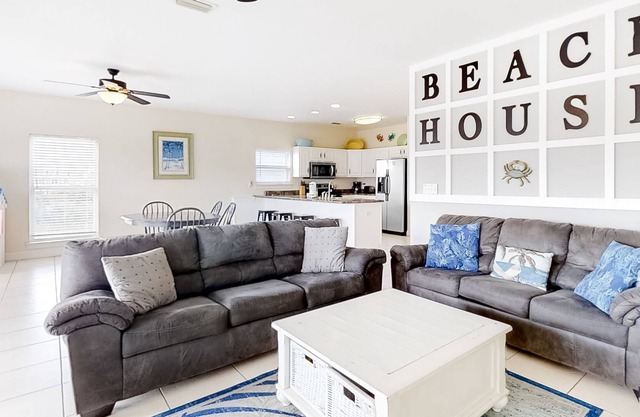 Cheerful home with screened porch & decks - walk to the beach & pool, tennis
