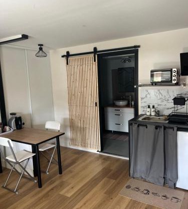 Chez Aurélie & Mathieu studio dans ancienne maison rénovée proche du Lac