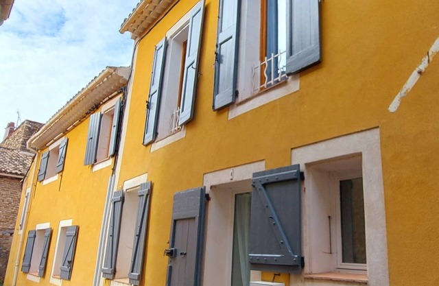 Chez Elle. Charming house located in the center of town, on a quiet pedestrian street.