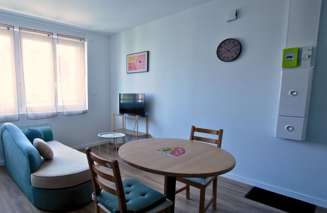 Chez Jean #2- hyper center