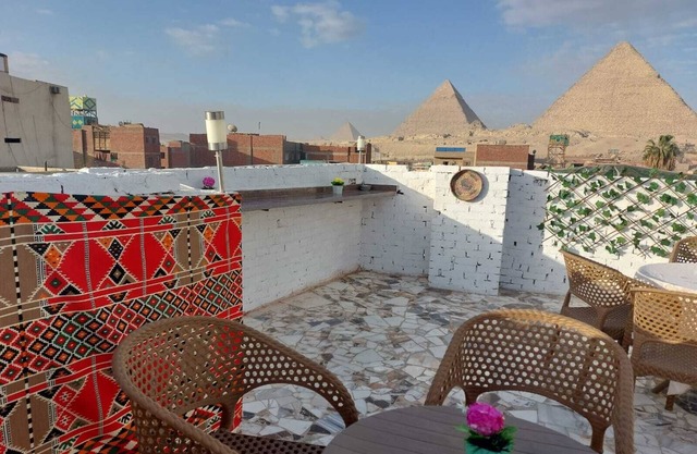 Chez l’ami is located 600 meters to pyramids & sphinx and 1km Egyptian Museum.