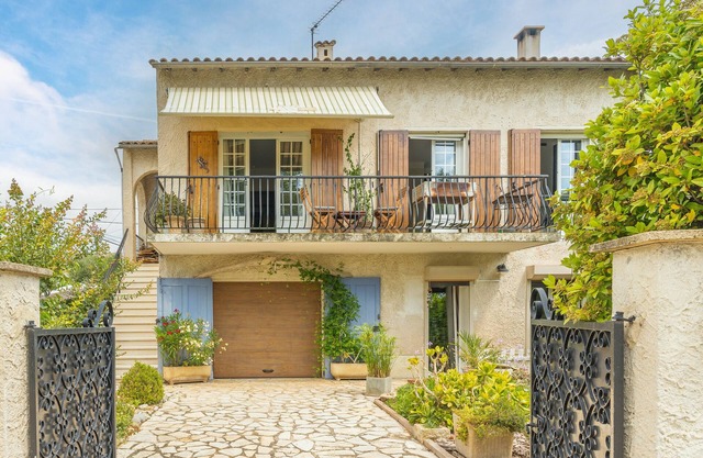 Chez Patrick" flat with shared garden and Wi-Fi