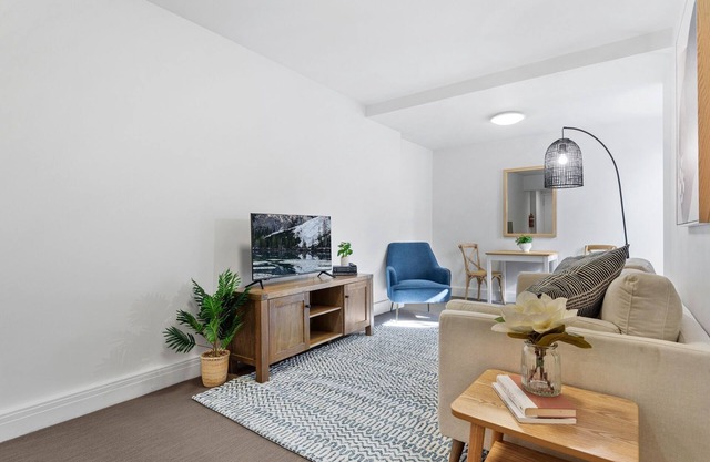 Chic 1-Bed Apartment Steps From Shopping Street
