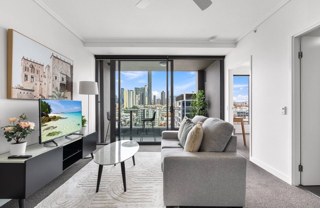 Chic 1 Bed Inner-City Retreat with Pool and Views