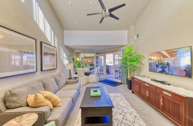 Chic 1-bedroom, 2 baths condo in the heart of Palm Springs.