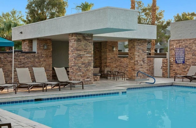 Chic 1-bedroom resort with Pool & fitness room, Shuttle service to the Strip