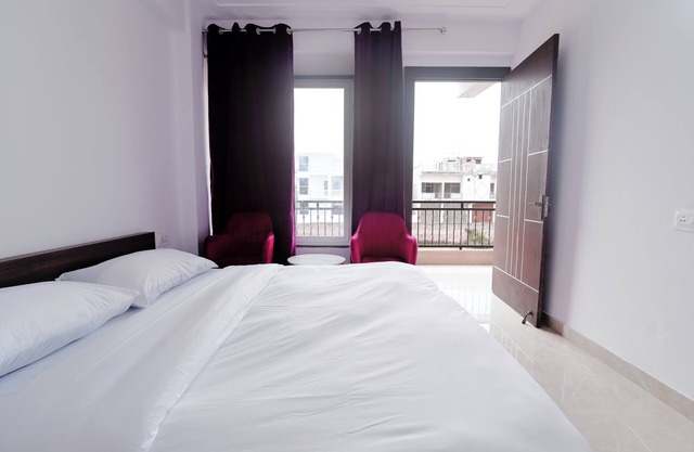 Chic 1-bedroom with AC, WiFi & shared kitchen & living space in fab New Delhi