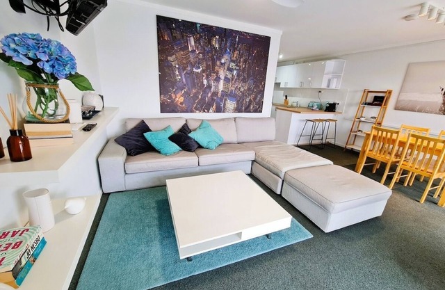 Chic 2 bed Apartment on Scarborough Beach