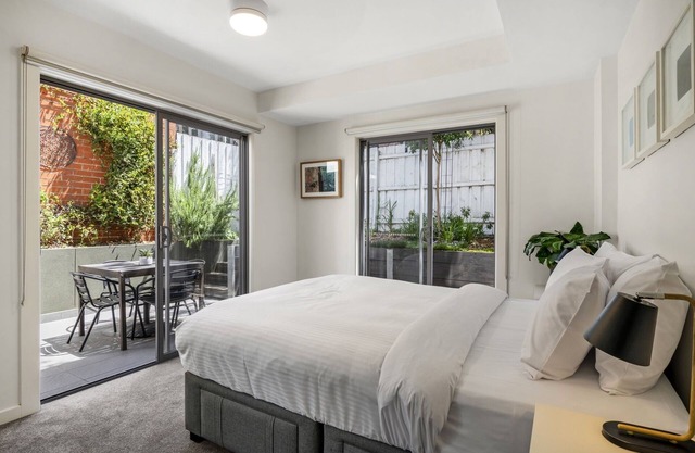 Chic 2-Bed Flat with Private Courtyard & BBQ