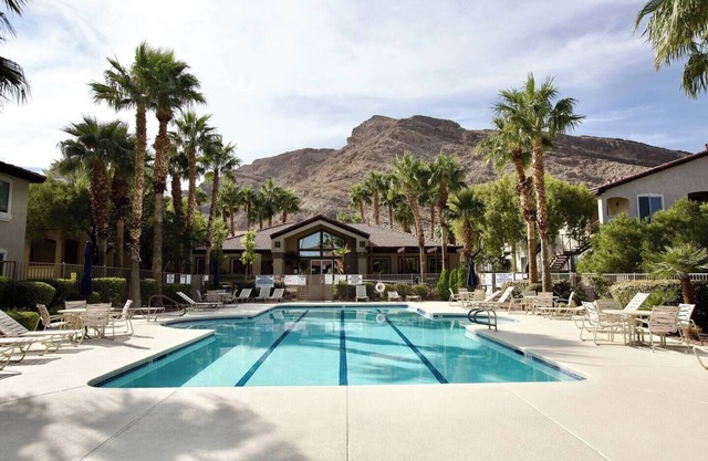 Chic 2-bedroom condo in vibrant Las Vegas with Mountain View